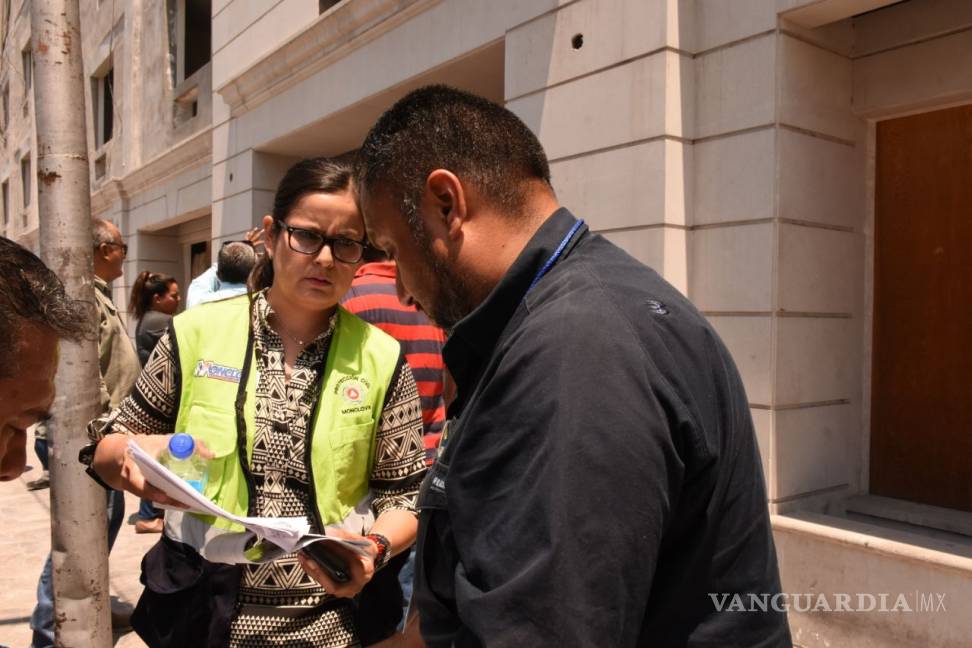 $!Autoridades tratan de impedir colocación de publicidad electoral de Lulú Kamar en el centro de Monclova