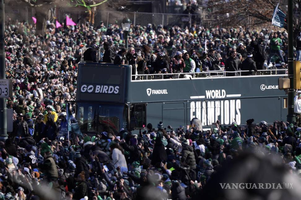 $!En un autobús alusivo al título de Eagles, fue como desfilaron los jugadores.