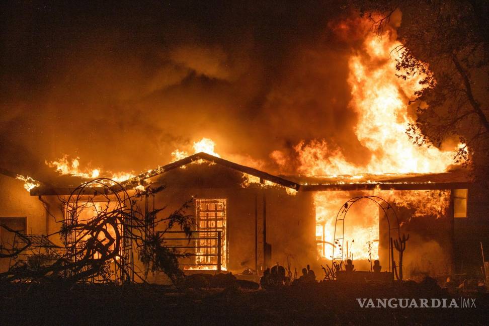 $!Una casa se quema en Platina Road en el Zogg Fire cerca de Ono, California, el 27 de septiembre de 2020.