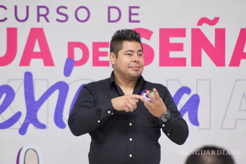 $!Maestros de Enseñamos Juntos Laguna instruyen a los funcionarios en el uso correcto de Lengua de Señas.