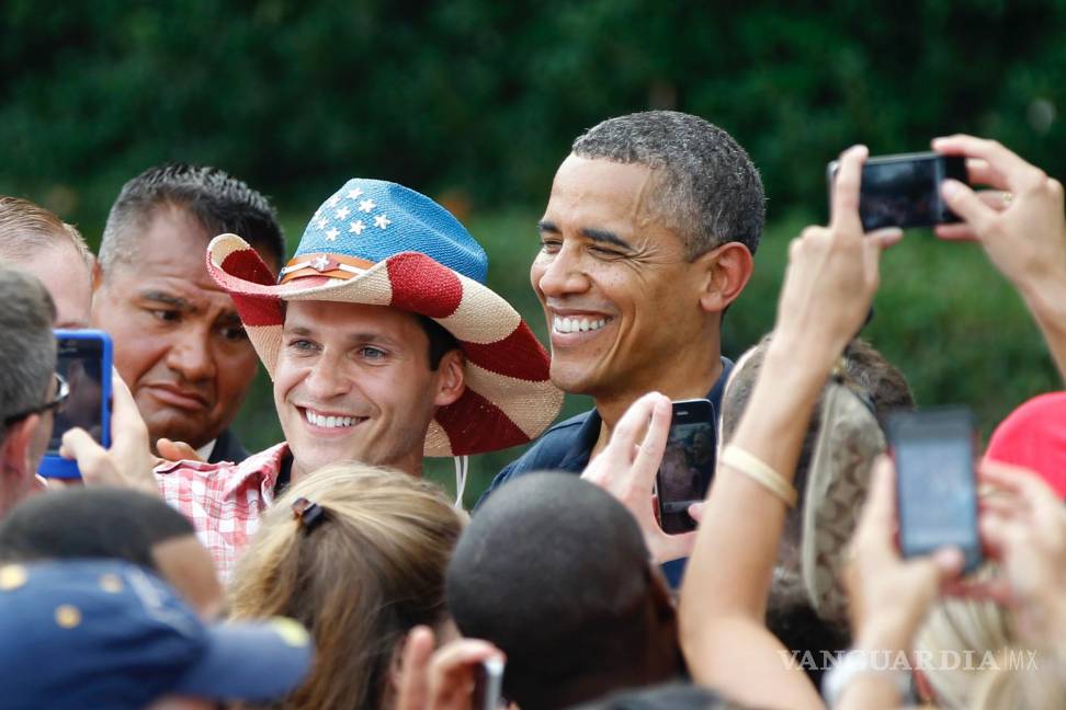 $!El presidente Barack Obama en una visita a miembros del servicio en la celebración del Día de la Independencia de la Casa Blanca el 4 de julio de 2012.