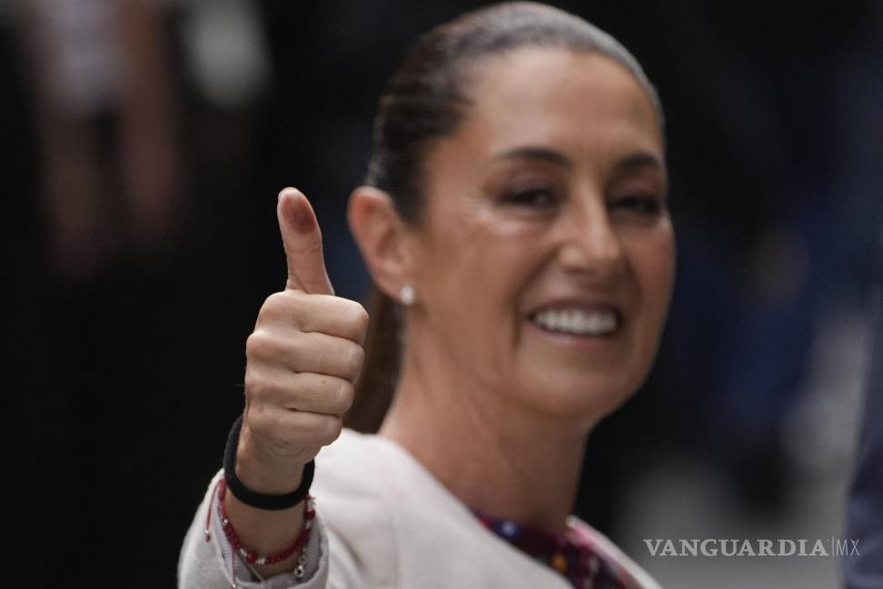 $!La presidenta Claudia Sheinbaum muestra su pulgar con tinta después de votar en las primeras elecciones judiciales del país en la Ciudad de México.