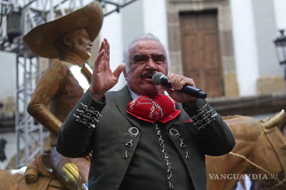 $!En la imagen, el cantautor develo una estatua ecuestre del Charro de Huentitán Vicente Fernández el 06 de octubre del 2019. Cuartoscuro/Fernando Carranza