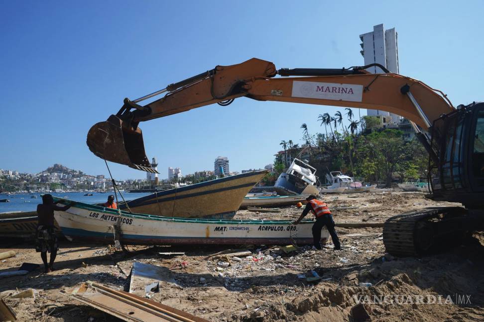 $!Residentes retiran un bote dañado tras la devastación que dejó el paso del huracán Otis, en Acapulco, México, el domingo 12 de noviembre de 2023.