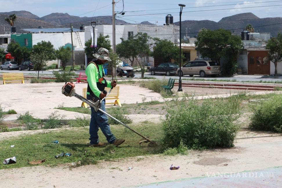 $!Cuadrillas municipales realizaron labores de limpieza y deshierbe en la plaza de la colonia Saltillo 2000, como parte del programa “Aquí Andamos”.
