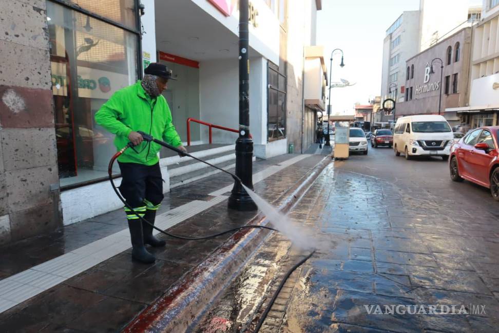 $!Se retiran chicles, suciedad y manchas mediante limpieza con agua a presión.