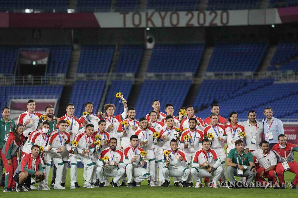 $!La selección de México posa para una foto después de recibir la medalla de bronce por el fútbol masculino.