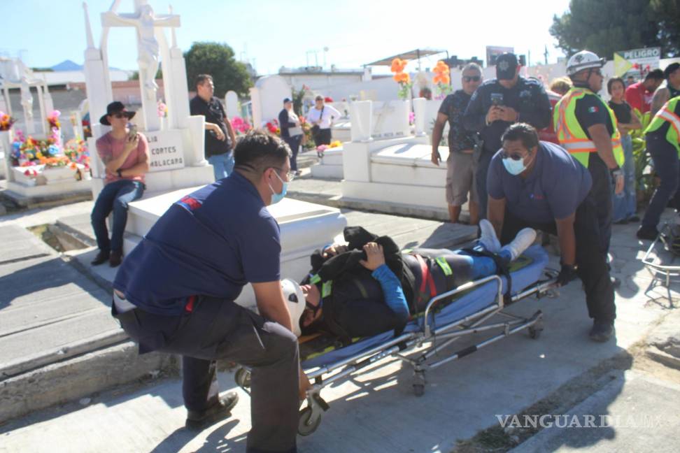 $!El equipo de rescate, liderado por el teniente Exiquio De la Rosa, estabilizó a Miriam Janeth N. antes de proceder a su extracción.