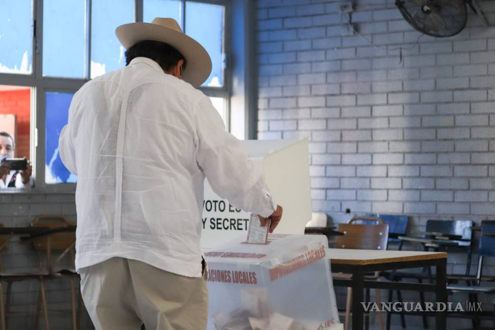 $!Emite su voto el senador Armando Guadiana, llega a la casilla sin cubrebocas