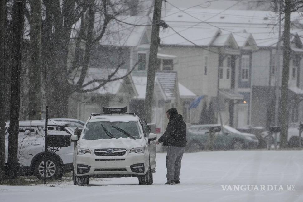 $!Una persona se prepara para viajar en su automóvil durante una tormenta invernal el sábado 24 de enero de 2026 en Nashville, Tennessee.