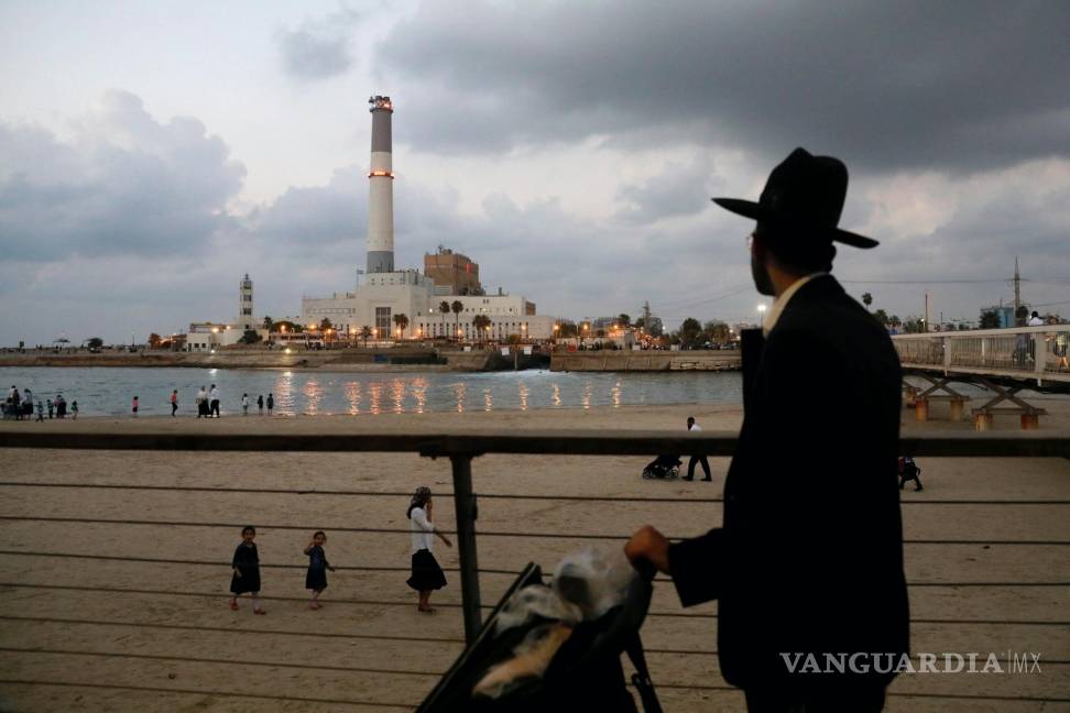 $!Judíos ultraortodoxos disfrutan de la playa de Tel Aviv, ciudad de Israel, estado que cumple el 75 aniversario de independencia.