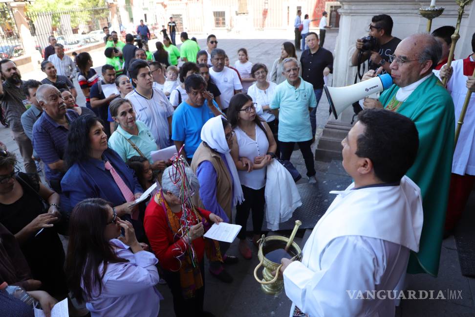 En Saltillo Iglesia Católica festeja con caravana el Día de la Familia