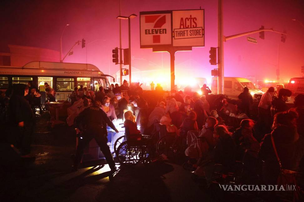 $!Los residentes de un centro para personas mayores son evacuados a medida que se acerca el incendio Eaton el martes 7 de enero de 2025, en Altadena, California.