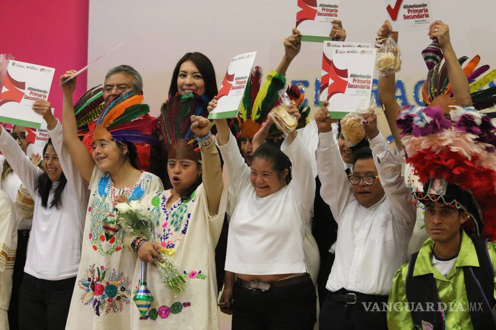 Reciben certificado de estudios niños especiales de Saltillo