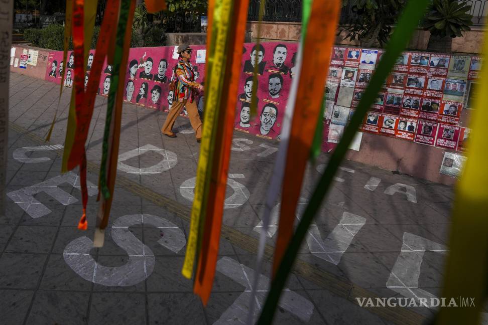 $!Un peatón pasa sobre un cartel que dice Justicia ¿Dónde están? en referencia a personas desaparecidas, en la plaza Oregón en Culiacán, en el estado de Sinaloa.