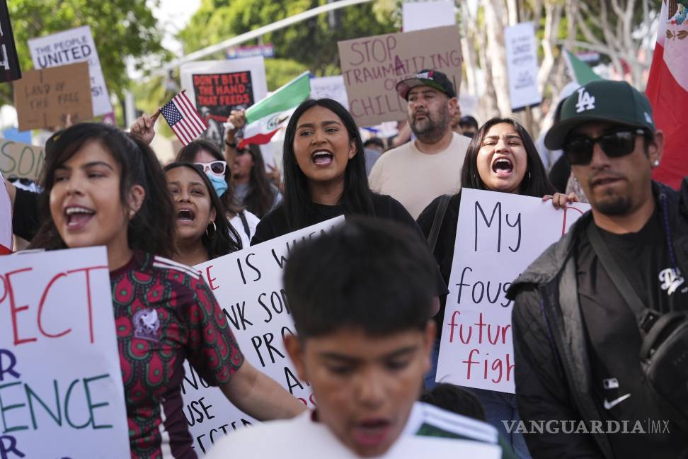 $!Los manifestantes marchan durante una protesta en reacción a las recientes redadas de inmigración el viernes 11 de julio de 2025, en Oxnard, California.