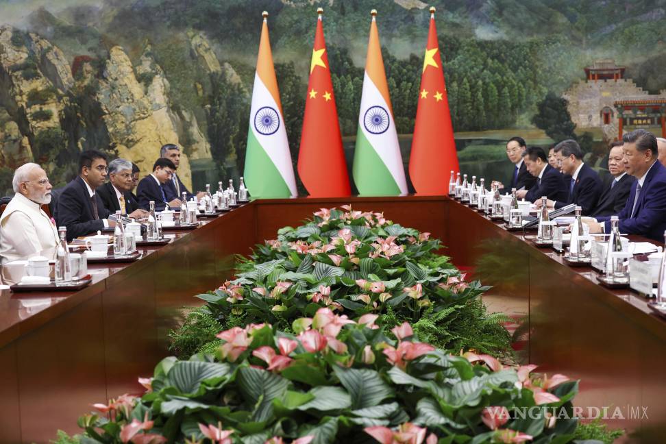 $!Ambos mandatarios se reunieron con sus equipos para fumar la pipa de la paz.