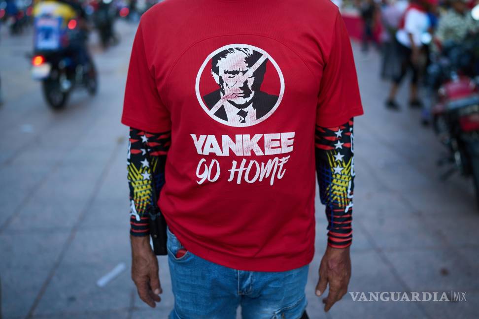$!Un hombre viste una camiseta con una imagen de Donald Trump, durante una protesta contra la intervención extranjera, en Caracas, Venezuela.