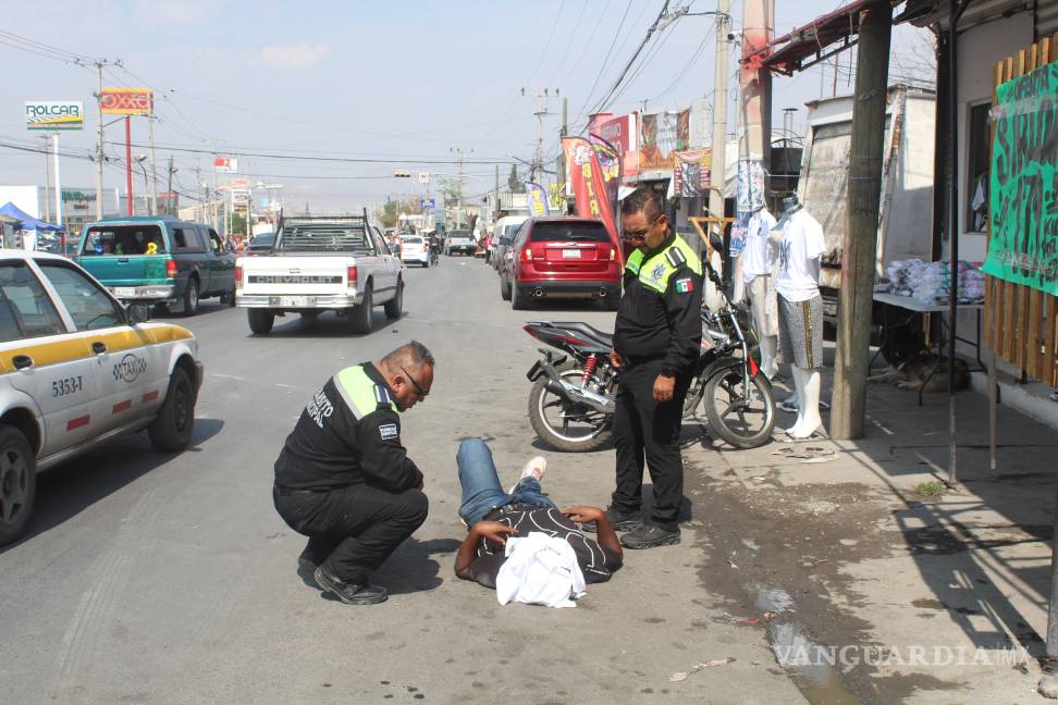 Motociclista se impacta contra camioneta, en Saltillo