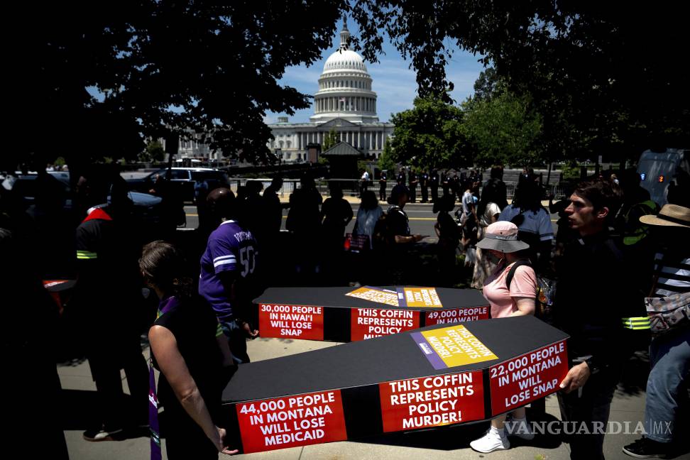 $!Manifestantes portan ataúdes de cartón frente al Capitolio en protesta contra las exenciones fiscales y los recortes de gastos del presidente Donald Trump.