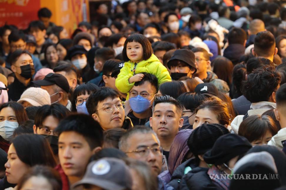 $!Una multitud realiza compras para la celebración del Año Nuevo Lunar, en el mercado callejero de Dihua, en Taipéi, Taiwán.