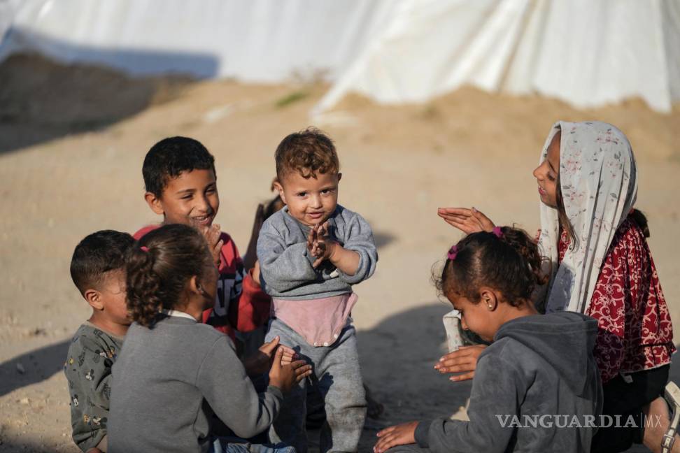 $!Niños palestinos desplazados por la ofensiva aérea y terrestre israelí juegan en un campamento improvisado en Deir al Balah.