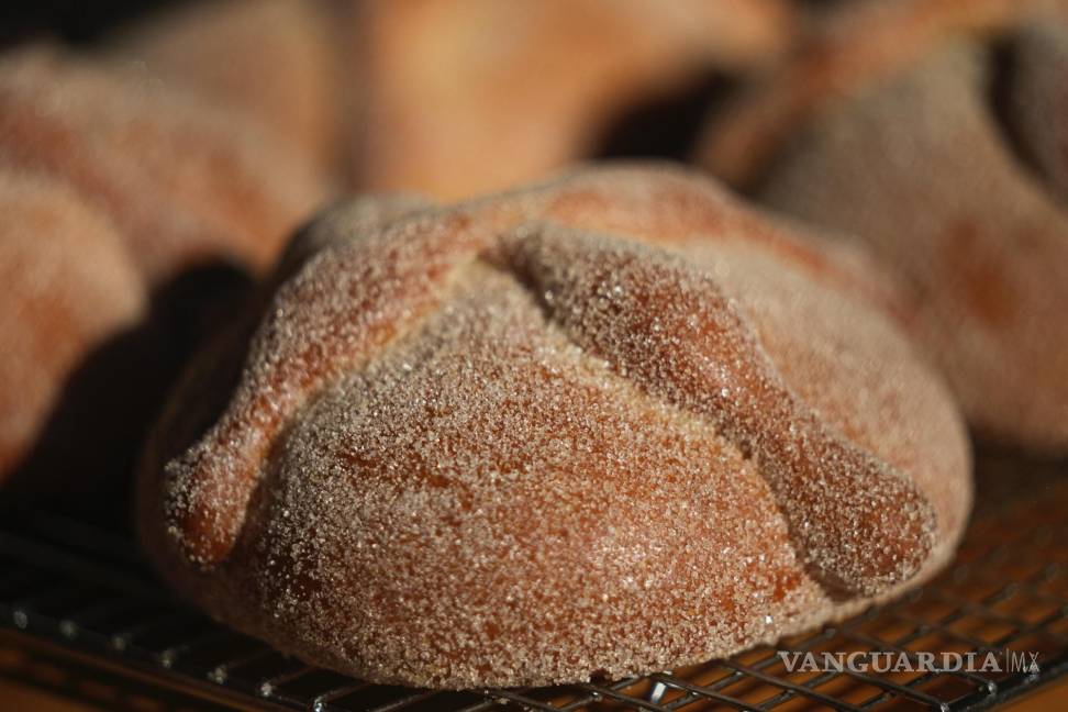 $!El pan de muerto, tradicional para el Día de los Muertos en México, se vende en una panadería en el barrio de San Rafael de la Ciudad de México.