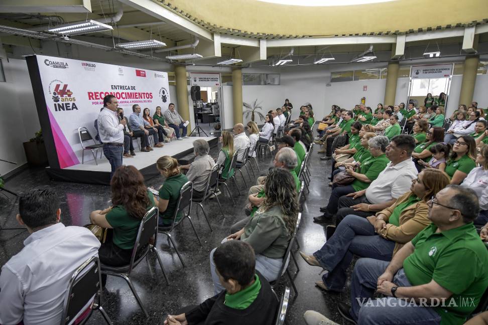 $!Jóvenes universitarios apoyan en tareas de alfabetización a través del servicio social.