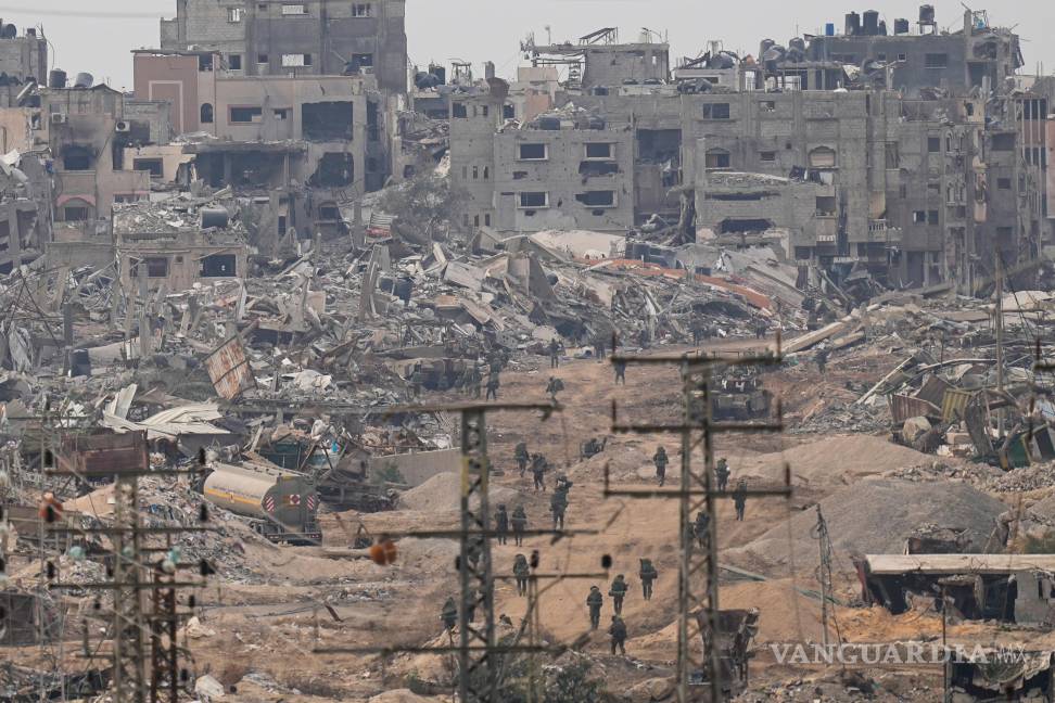 $!Tropas israelíes caminan por la Franja de Gaza visto desde el sur de Israel, el jueves 21 de diciembre de 2023.