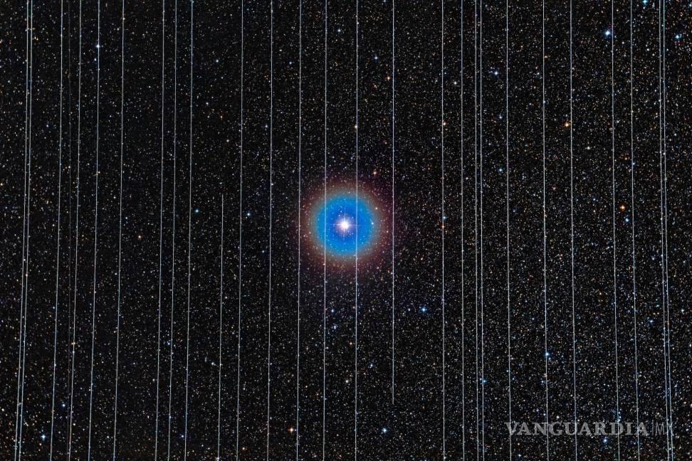 $!Una imagen de larga exposición muestra la estrella doble Albireo obstruida visualmente por los satélites Starlink que se mueven por el cielo.
