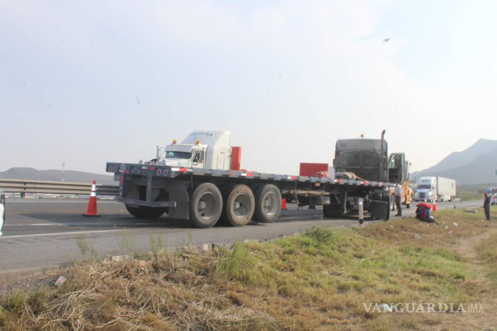 Choque de tráileres bloquea el libramiento Norponiente por más de dos horas