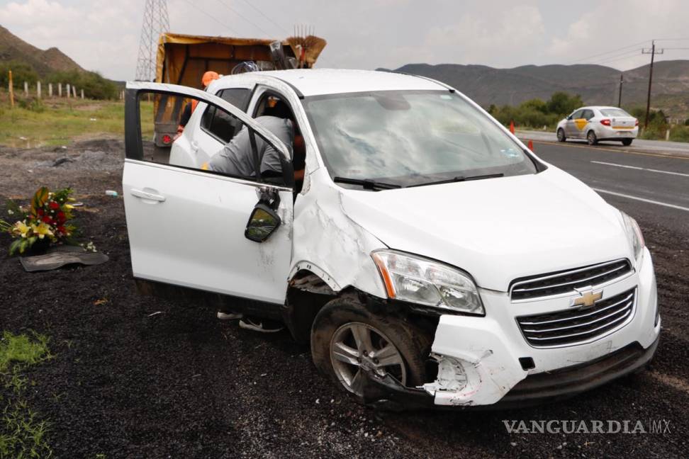 $!Brinca a carril contrario y ocasiona fuerte accidente sobre la carretera Torreón