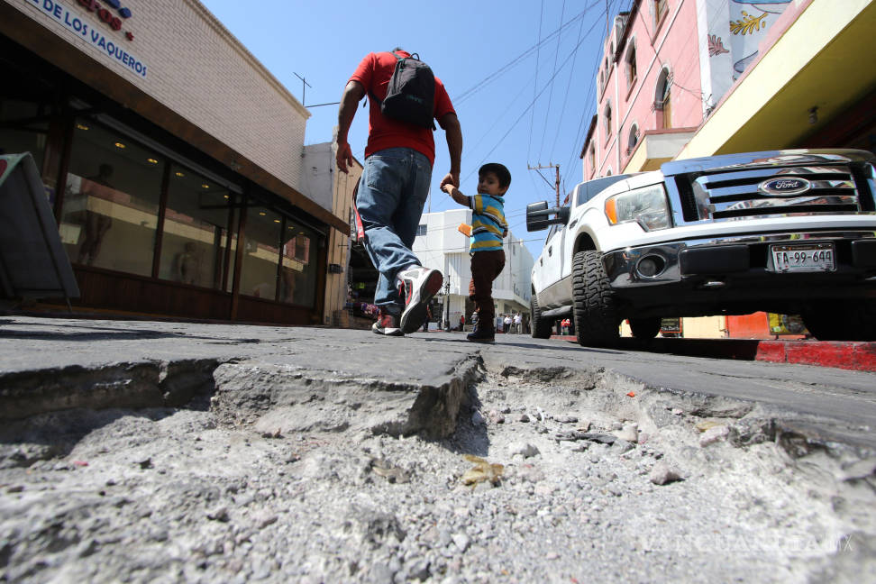 $!Se hunde concreto de calle céntrica de Saltillo con severas fracturas; obra cara y de mala calidad