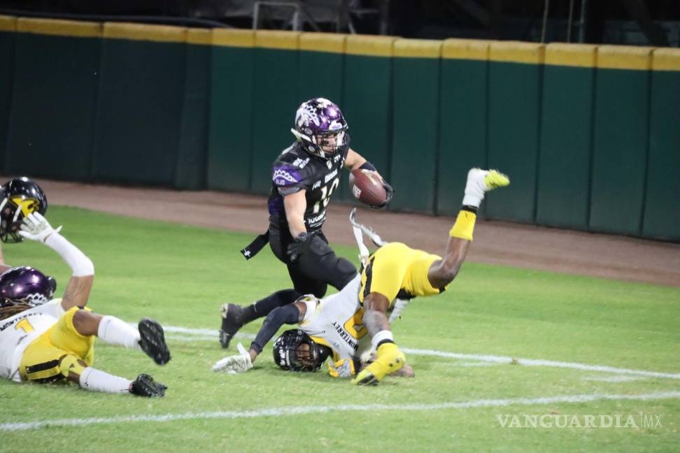 $!El saltillense Julio Covarrubías #10, formado en AFAIS, logró una sensacional escapada por la banda derecha saltando al defensivo profundo.