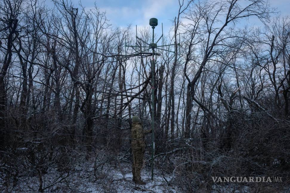$!Un soldado ucraniano instala una antena de un sistema de guerra electrónica para escuchar el parloteo ruso en la línea del frente cerca de Bakhmut.