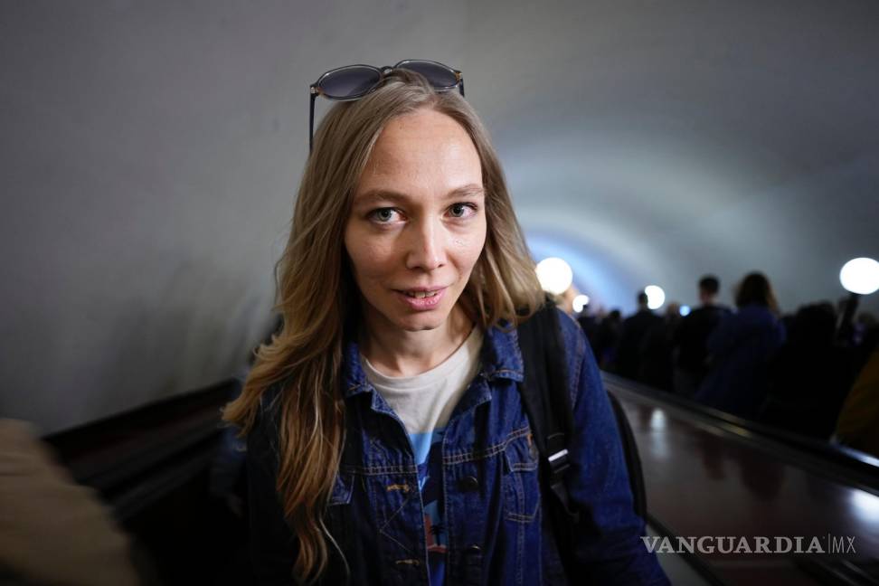 $!Yekaterina Maksimova en una escalera mecánica en el metro de Moscú en Moscú, Rusia. La periodista y activista ha sido detenida cinco veces en el último año.