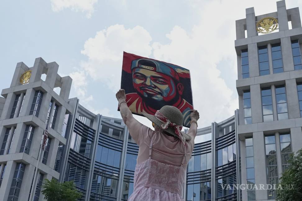 $!Katheryn Millwee sostiene un retrato de Kilmar Abrego García afuera del tribunal federal, el miércoles 25 de junio de 2025, en Nashville, Tennessee.