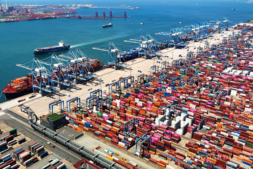 $!Una vista aérea de un puerto de contenedores se ve en Qingdao, en el este de la provincia china de Shandong. China impuso impuestas a navíos de EU.