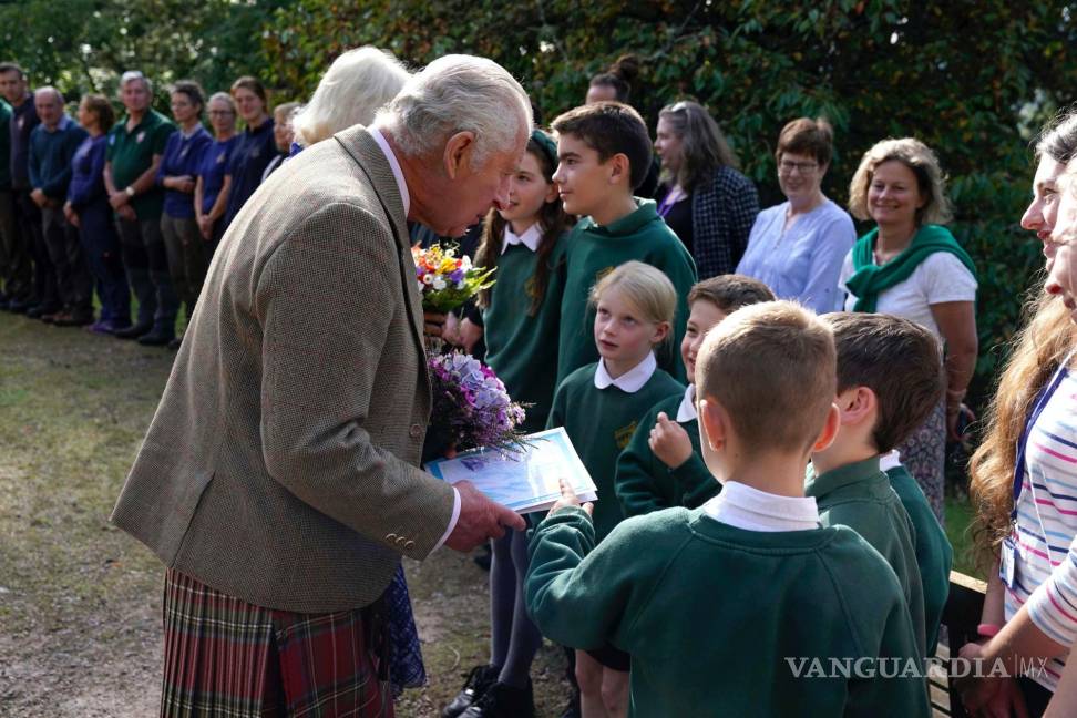 Mientras Rishi Sunak, primer ministro británico, pondera el servicio de Isabel II a un año de su muerte, los antimonárquicos protestan