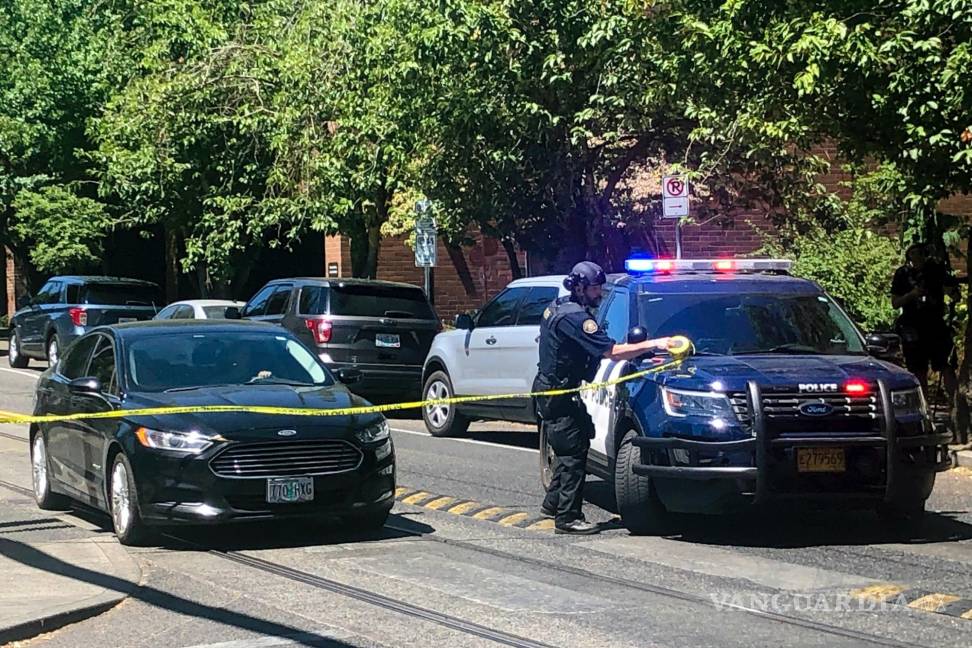 $!Un oficial de policía ocordona la escena del crimen el 22 de julio de 2023, después de un tiroteo en el Centro Médico Legacy Good Samaritan en Portland, Oregón.