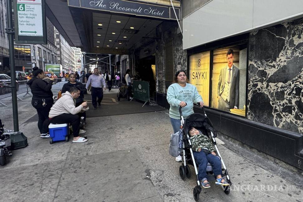 $!Maribel Hidalgo, inmigrante venezolana, empuja un cochecito que lleva a su hijo, Daniel, afuera del refugio de inmigración del Hotel Roosevelt en Nueva York.