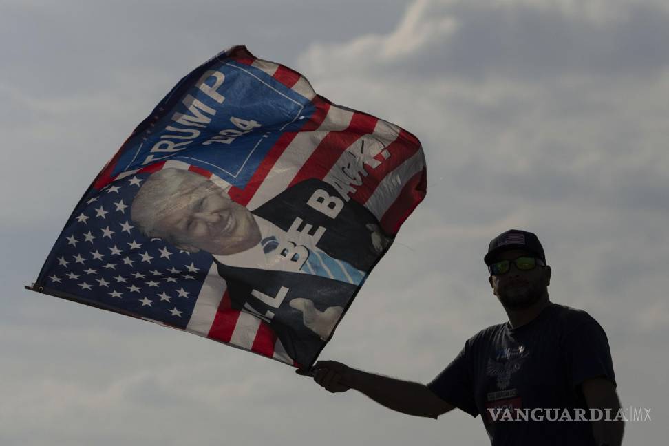 $!Jestin Nevarez, del condado de Palm Beach, Florida, ondea una bandera con la imagen del presidente electo Donald Trump.