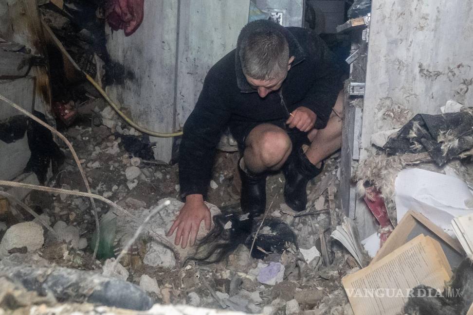 $!Un hombre reacciona ante el cadáver de su esposa después de que su edificio residencial fuera dañado por un ataque ruso en Járkov, Ucrania.