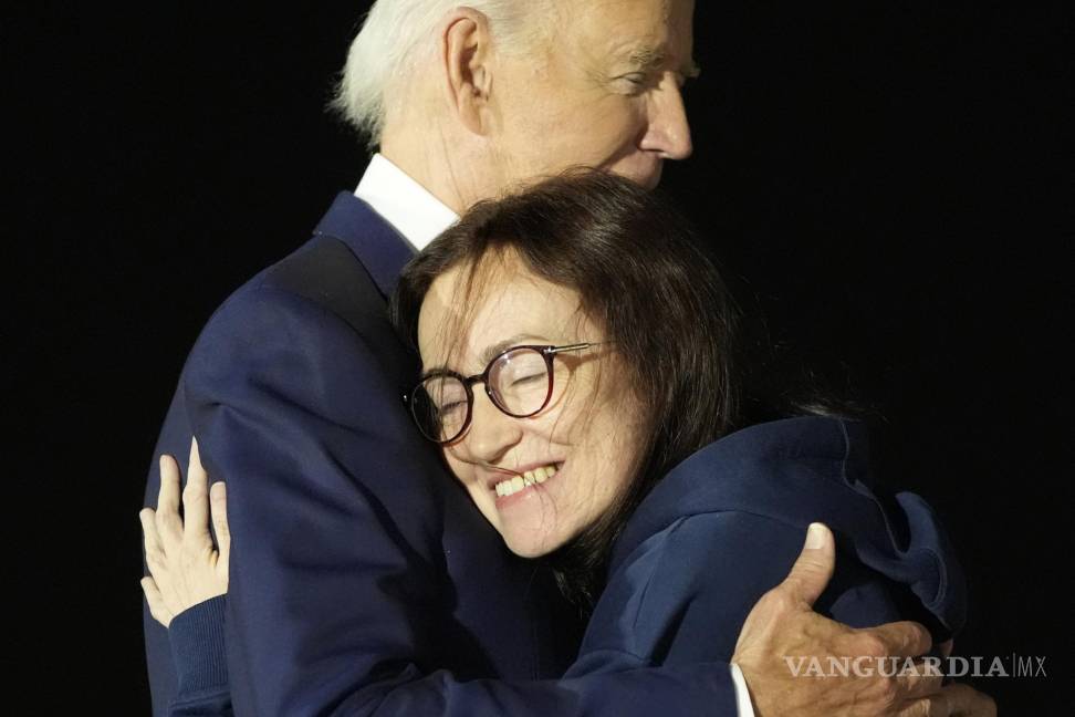 $!El presidente Joe Biden, a la izquierda, abraza a Alsu Kurmasheva en la Base de la Fuerza Aérea Andrews, Maryland.