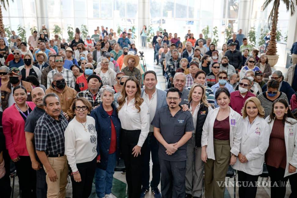 $!El secretario de Salud en Coahuila, Eliud Aguirre Vázquez, resalta que este programa está enfocado en atender a personas con recursos limitados, garantizando acceso a cirugías de cataratas y mejorando la salud visual en el estado.