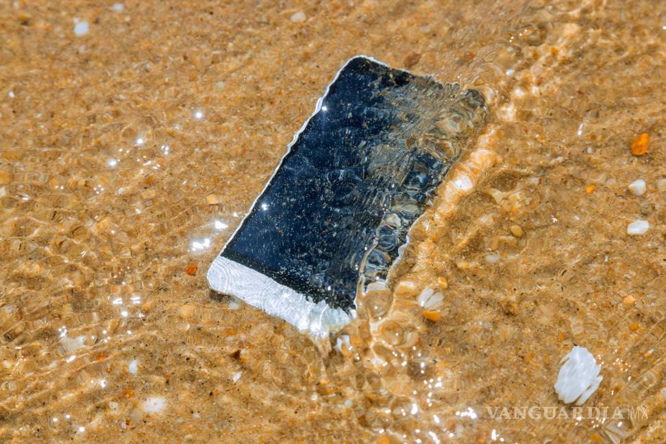 $!Si el teléfono se ha sumergido en el agua, jamás hay que encenderlo de inmediato. EFE/CertiDeal/Daniel Galilea