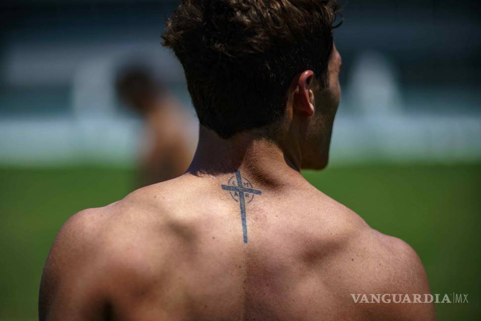 $!Un tatuaje decora la espalda del argentino Rodrigo Isgro mientras sale del campo después de una práctica de rugby a siete masculinos. (AP Photo / David Goldman)