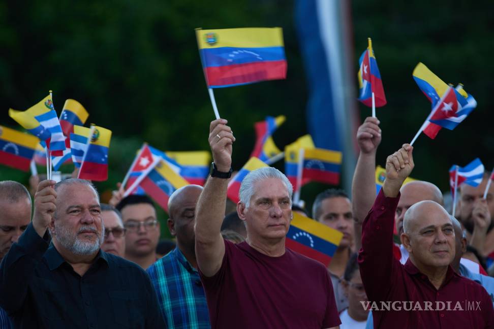 $!El presidente cubano Miguel Díaz-Canel, en el centro, asiste a una manifestación en apoyo a Venezuela en La Habana, el viernes 17 de octubre de 2025.