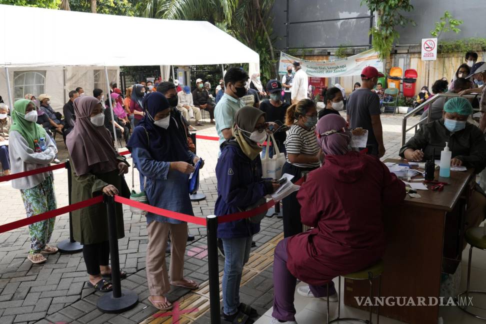 $!Personas se registran para recibir una inyección de refuerzo de la vacuna Pfizer COVID-19 en un centro de salud comunitario en Yakarta. AP/Achmad Ibrahim