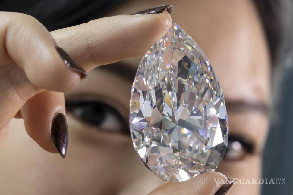 $!“The Rock”, un diamante blanco de 228.31 quilates que es el diamante blanco más grande jamás visto en la historia del mercado de subastas.